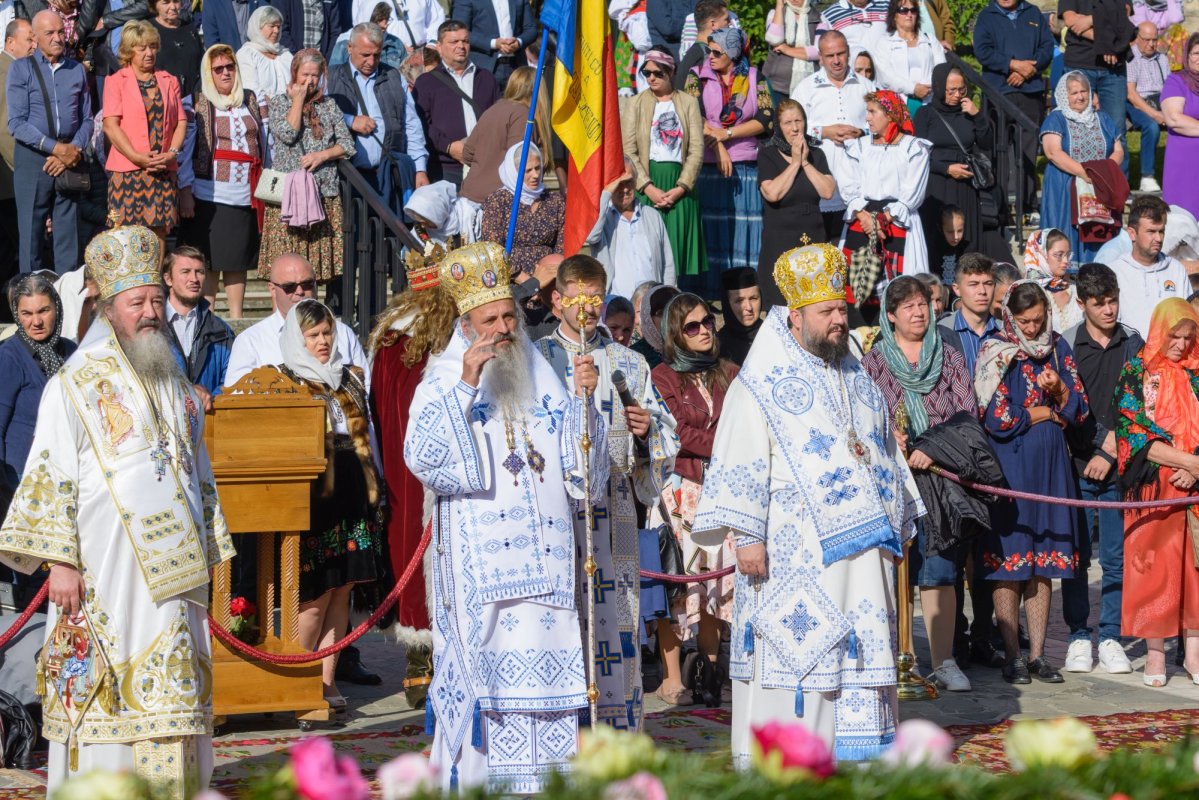 Trei ierarhi au săvârşit slujba de târnosire a paraclisului închinat Sfinţilor Părinţi Ioachim şi Ana 267477