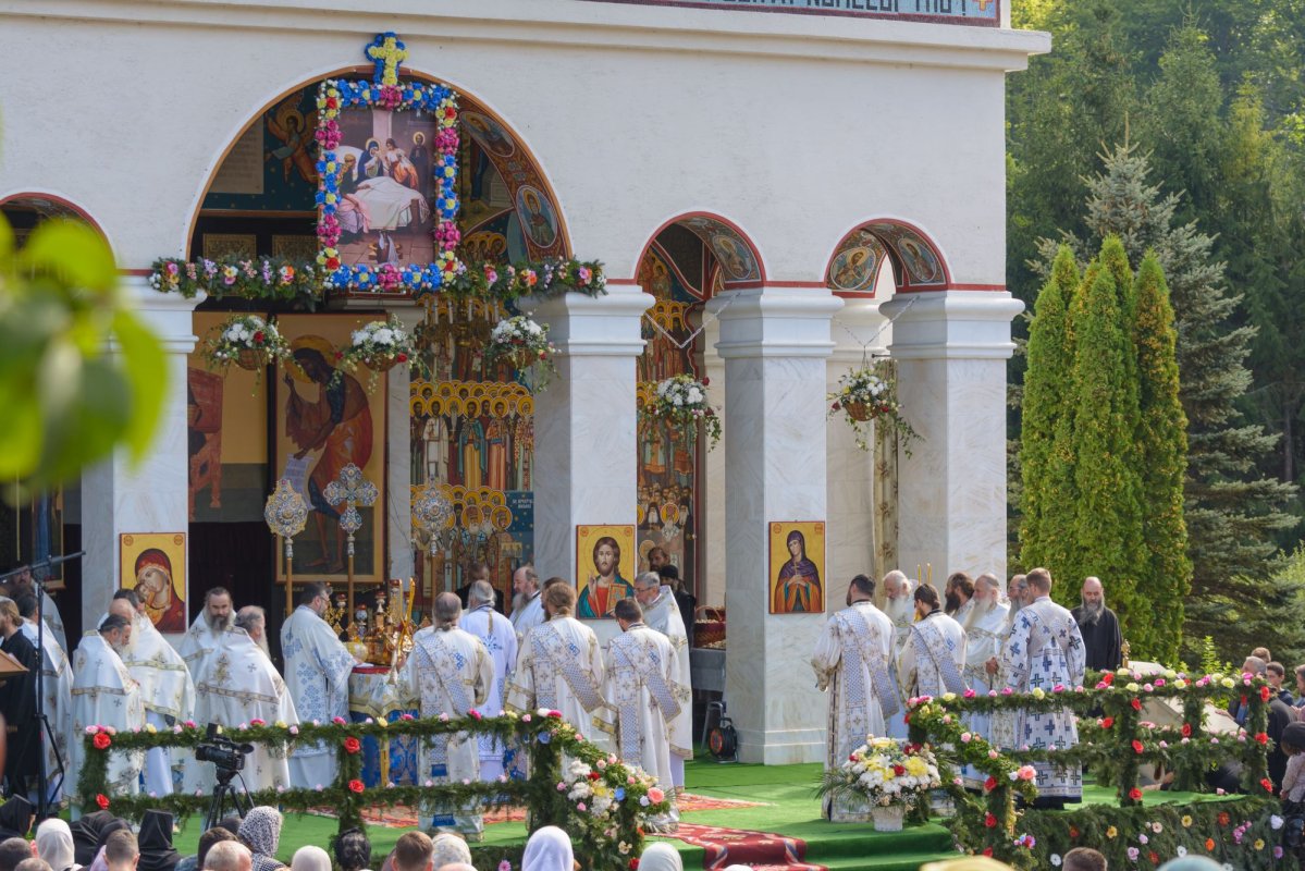 Trei ierarhi au săvârşit slujba de târnosire a paraclisului închinat Sfinţilor Părinţi Ioachim şi Ana 267480