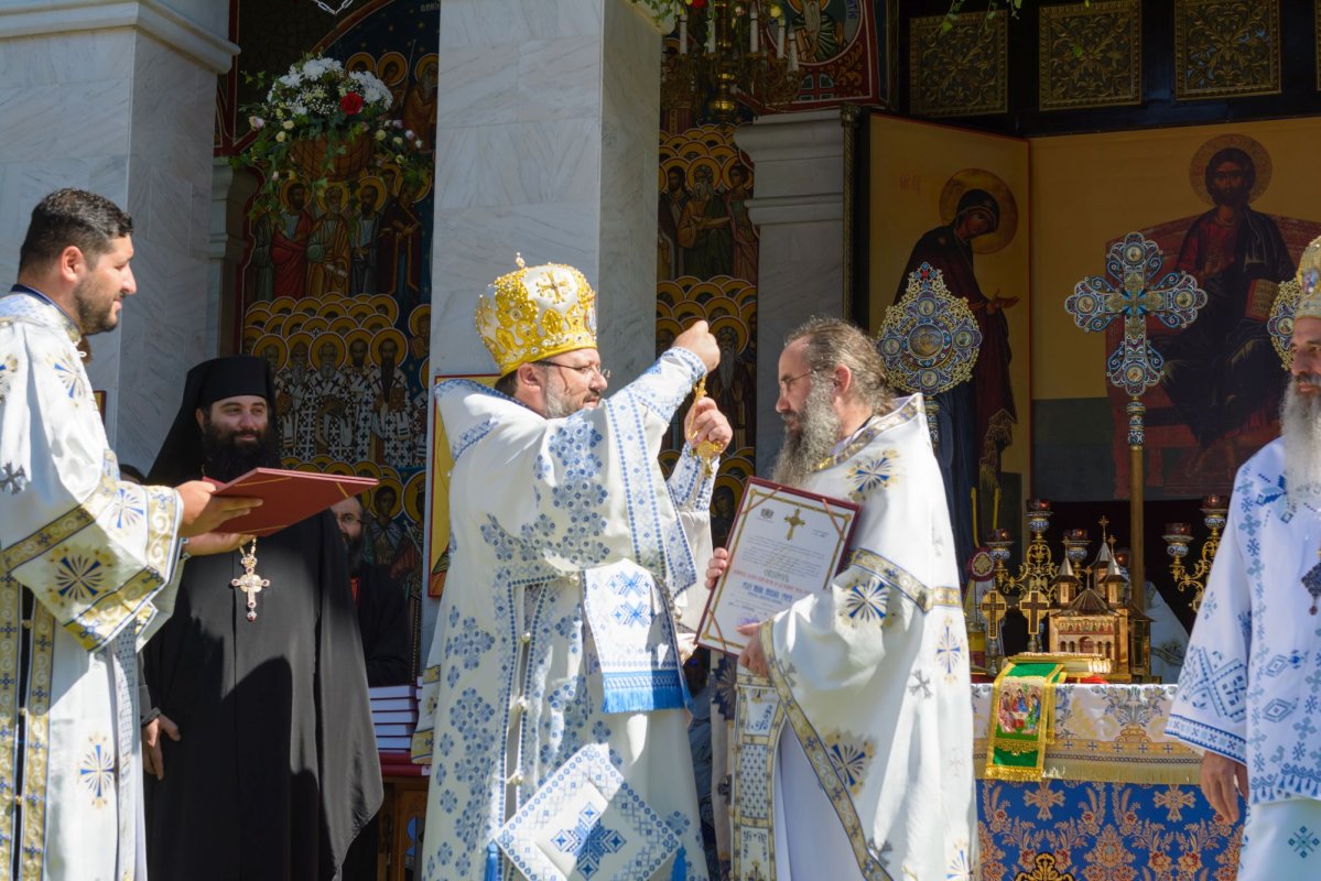 Trei ierarhi au săvârşit slujba de târnosire a paraclisului închinat Sfinţilor Părinţi Ioachim şi Ana 267482