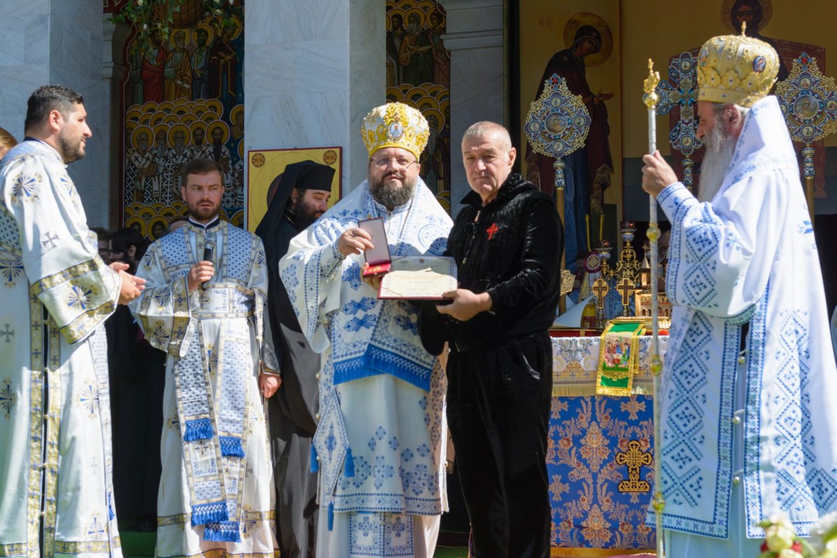 Trei ierarhi au săvârşit slujba de târnosire a paraclisului închinat Sfinţilor Părinţi Ioachim şi Ana 267483