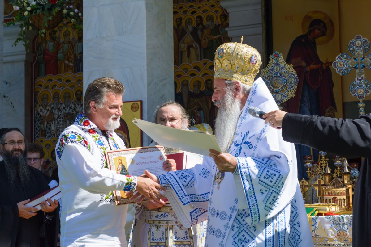 Trei ierarhi au săvârşit slujba de târnosire a paraclisului închinat Sfinţilor Părinţi Ioachim şi Ana 267484