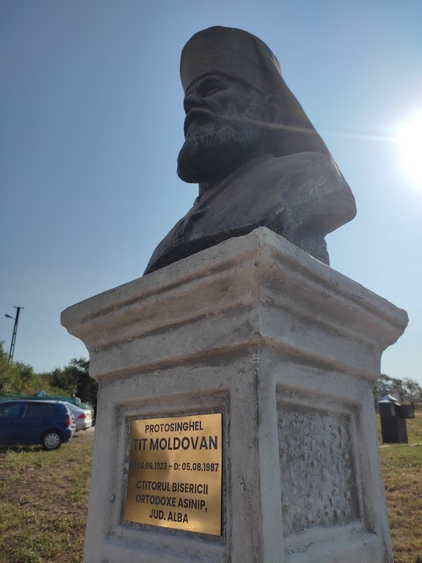 Duhovnicescul părinte Tit Moldovan și resfințirea ctitoriei sale din Asînip 266934