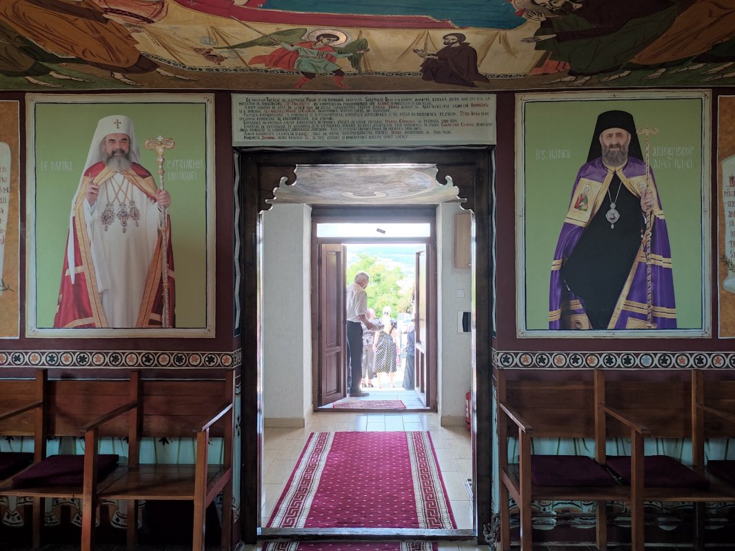 Duhovnicescul părinte Tit Moldovan și resfințirea ctitoriei sale din Asînip 266935