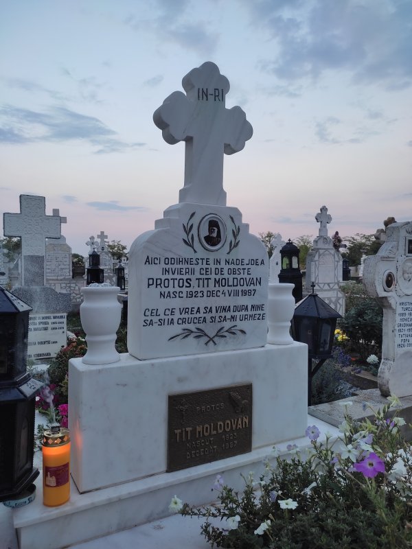 Duhovnicescul părinte Tit Moldovan și resfințirea ctitoriei sale din Asînip 266937