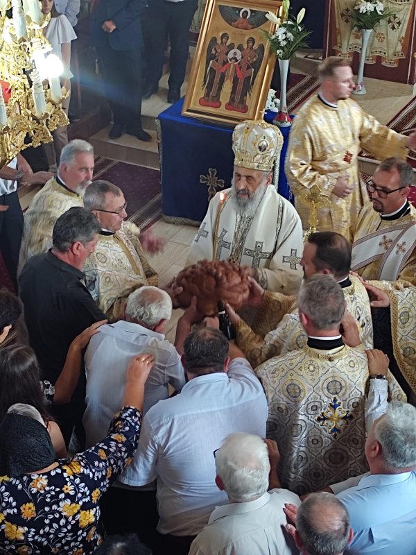 Duhovnicescul părinte Tit Moldovan și resfințirea ctitoriei sale din Asînip 266939