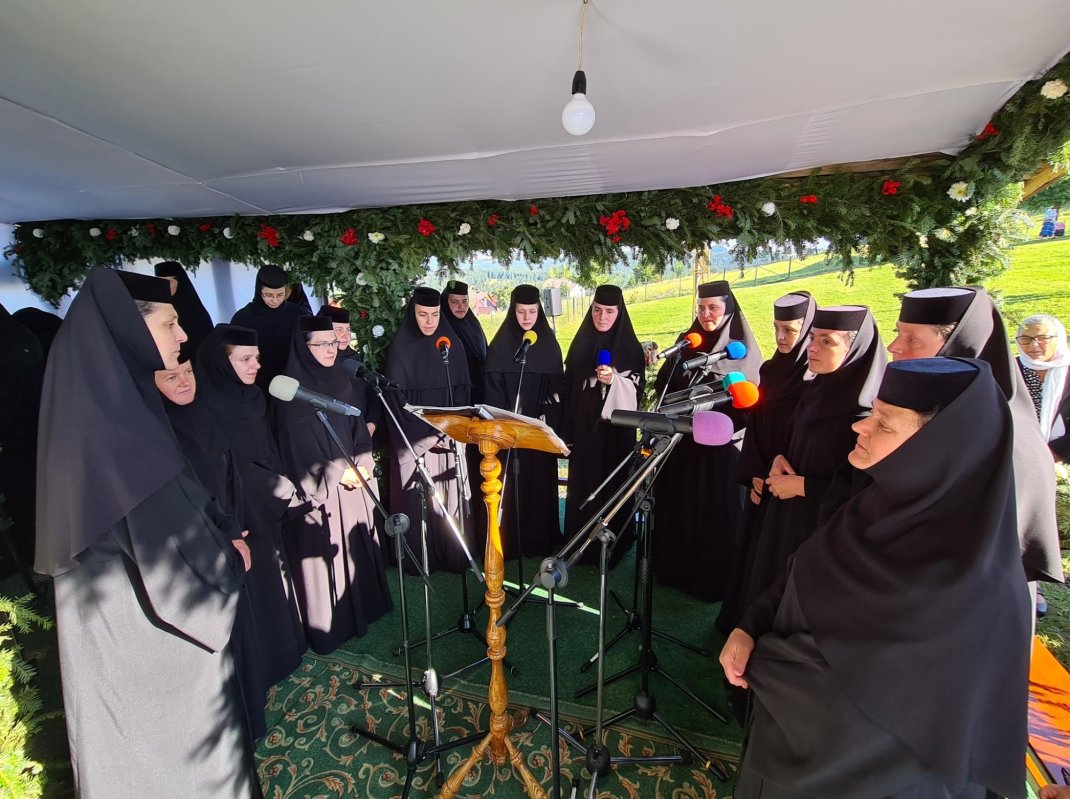 Sărbătoare la mănăstirea de la Piatra Fântânele 267565