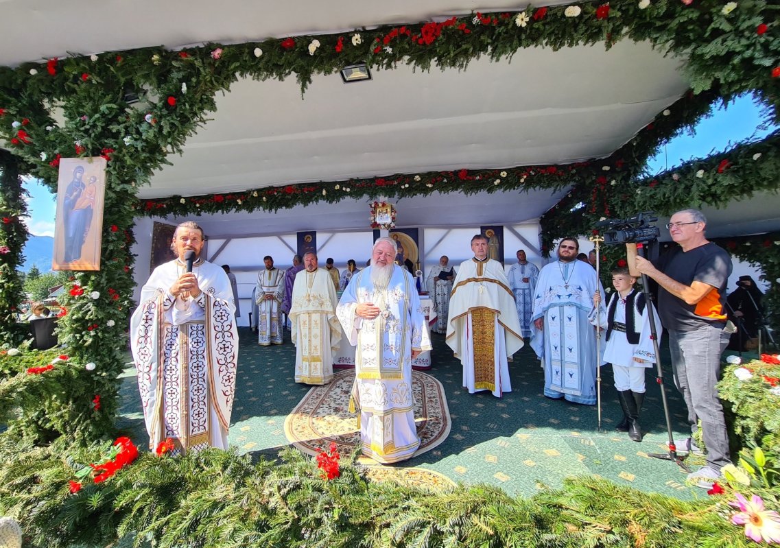 Sărbătoare la mănăstirea de la Piatra Fântânele 267570