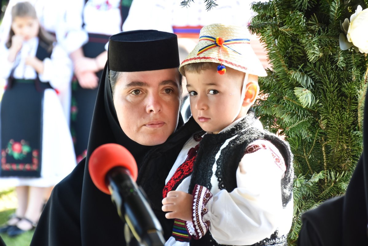 Sărbătoare la mănăstirea de la Piatra Fântânele 267573