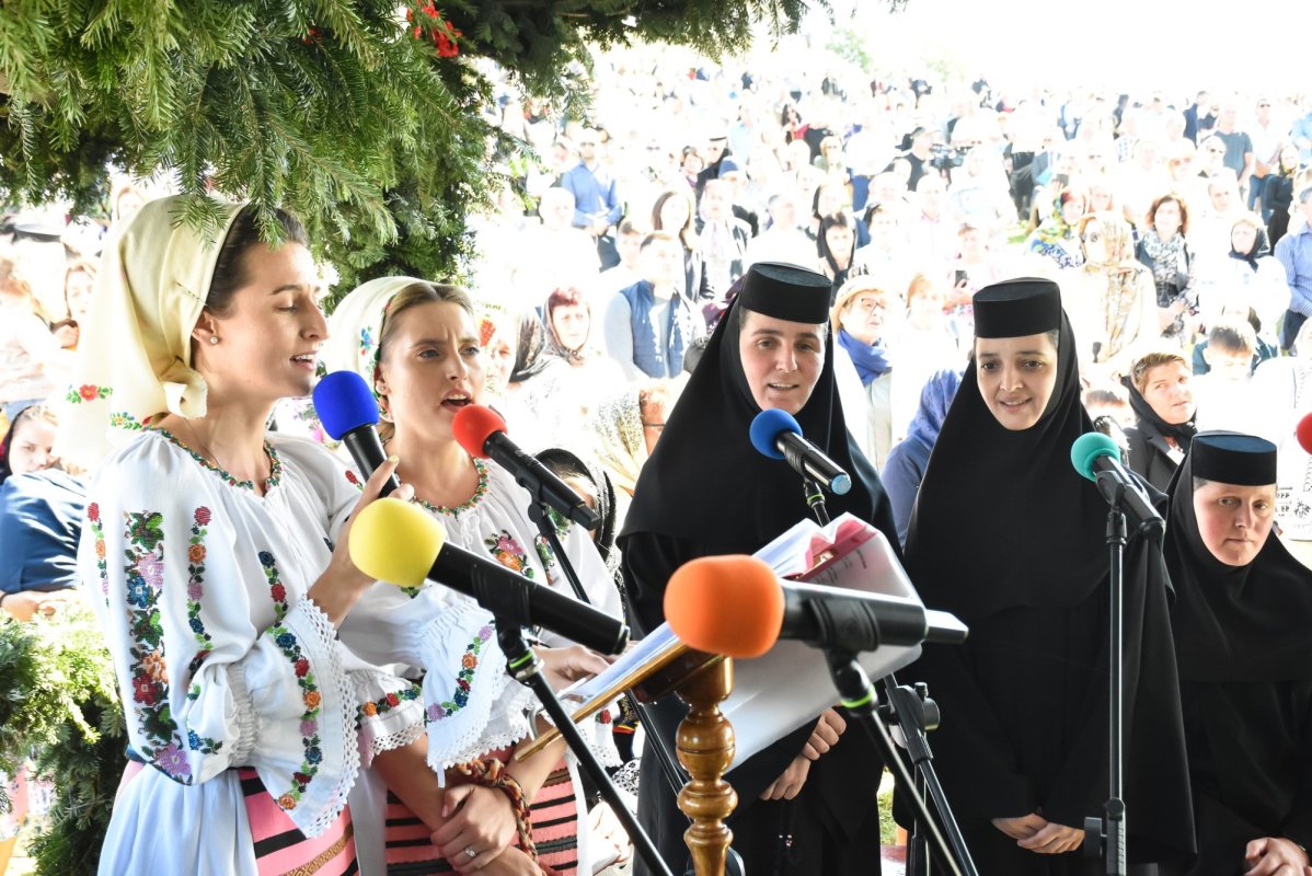 Sărbătoare la mănăstirea de la Piatra Fântânele 267575