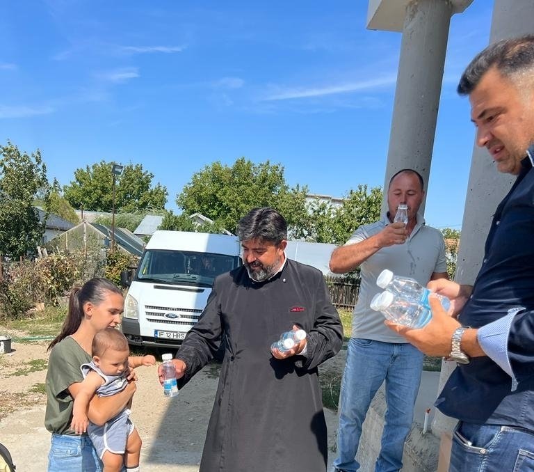 Daruri din partea Arhiepiscopiei Târgoviștei pentru locuitorii din Crevedia 267678