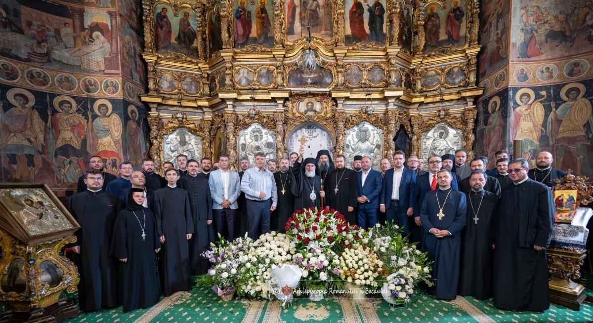Arhiepiscopul Romanului și Bacăului și-a sărbătorit ocrotitorii 268012