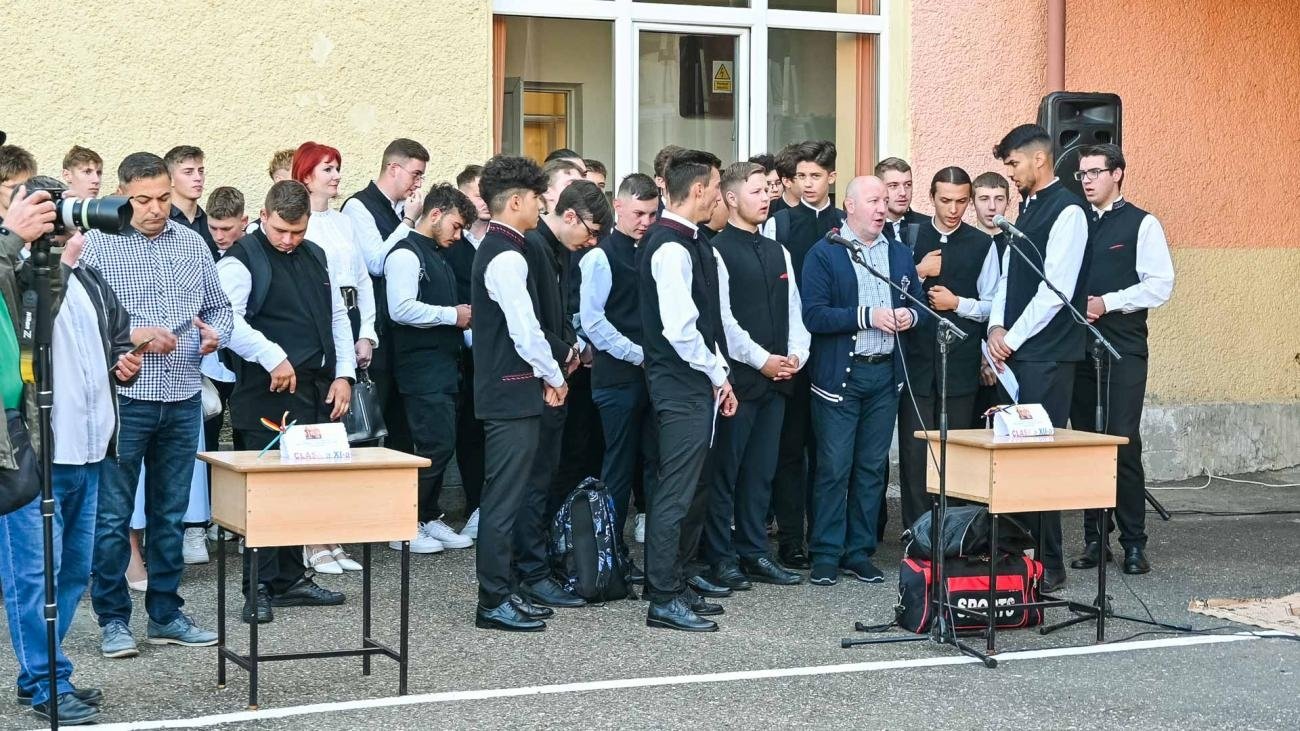 Seminariștii din Piatra Neamț binecuvântați de Mitropolitul Moldovei și Bucovinei 268008