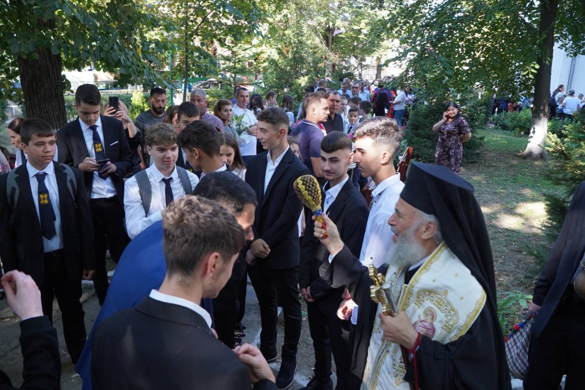 Seminariştii gălăţeni la începutul unui nou an şcolar 268042