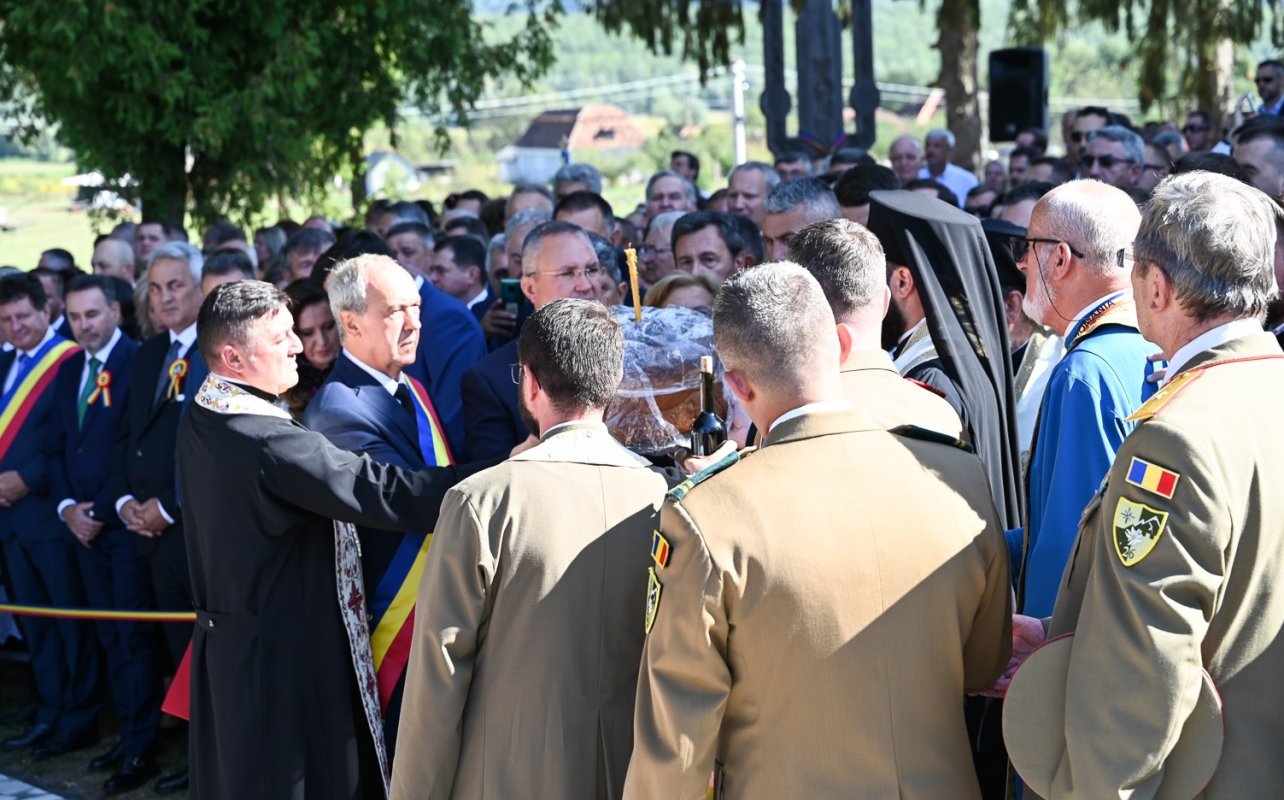 Serbările Naționale de la Țebea, judeţul Hunedoara 268021