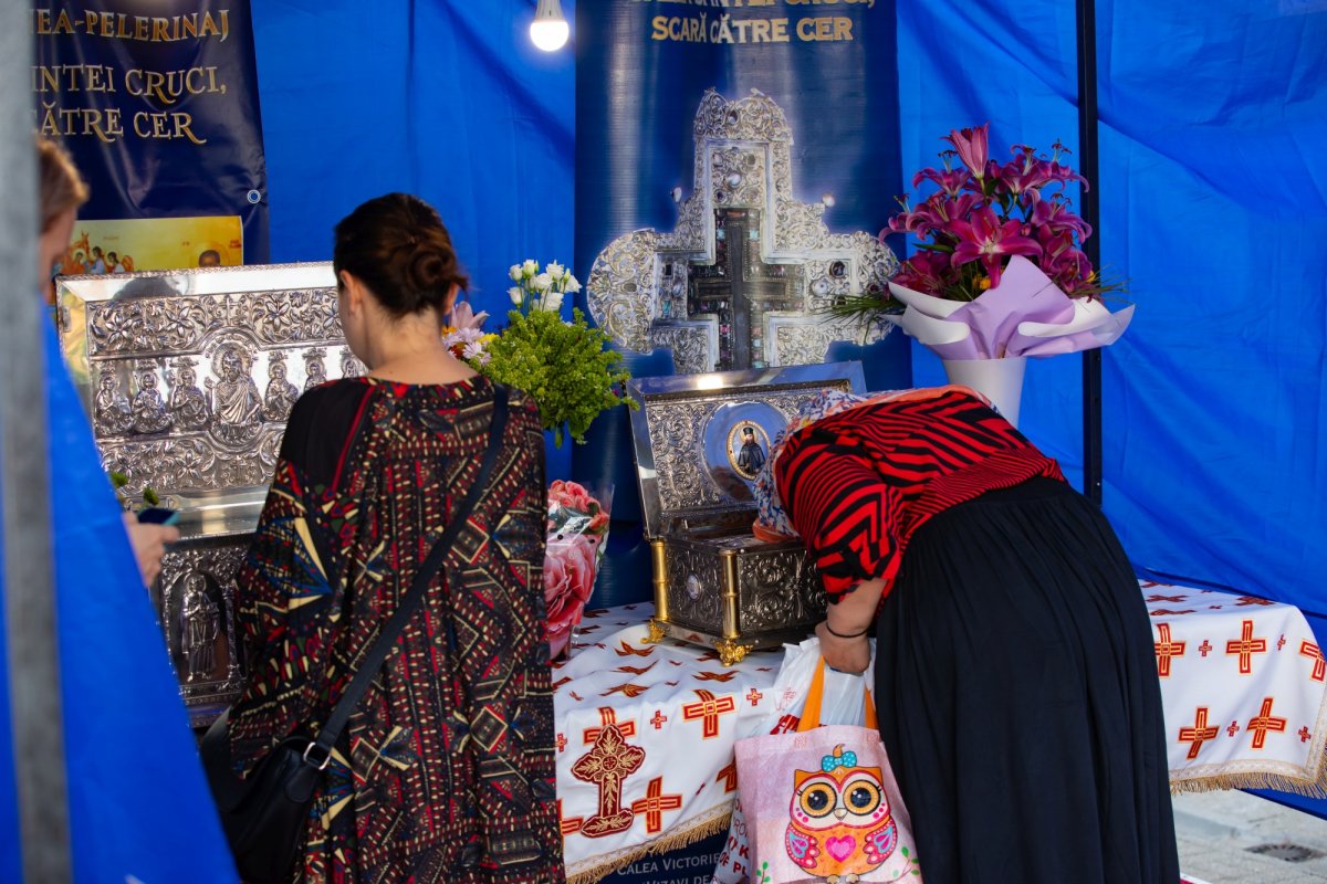 Cinstire deosebită adusă Sfintei Cruci în Capitală 268203