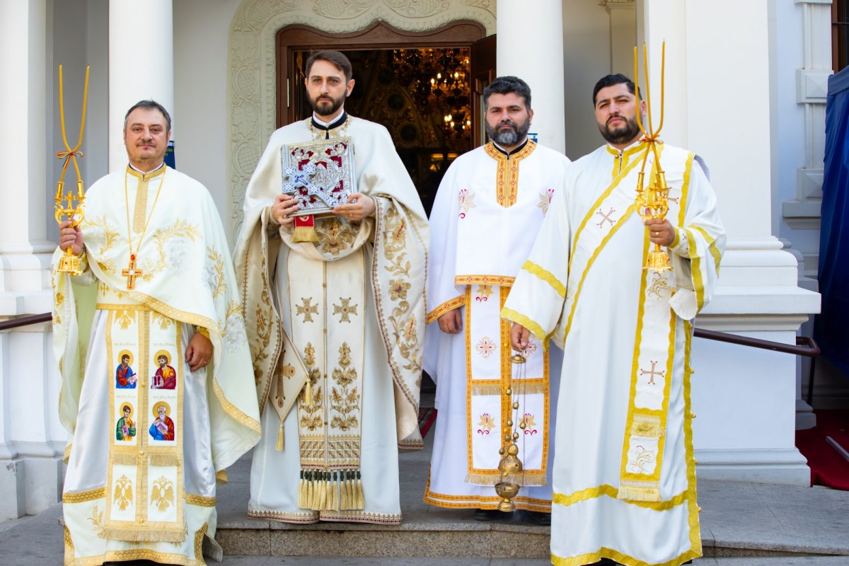 Cinstire deosebită adusă Sfintei Cruci în Capitală 268209