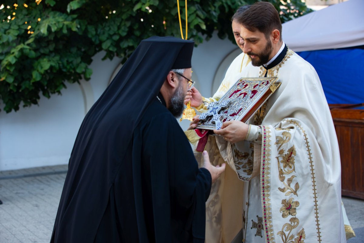 Cinstire deosebită adusă Sfintei Cruci în Capitală 268210