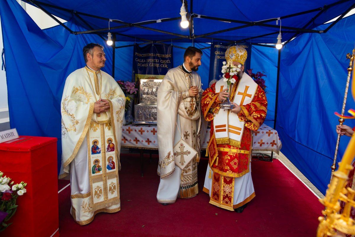 Cinstire deosebită adusă Sfintei Cruci în Capitală 268214