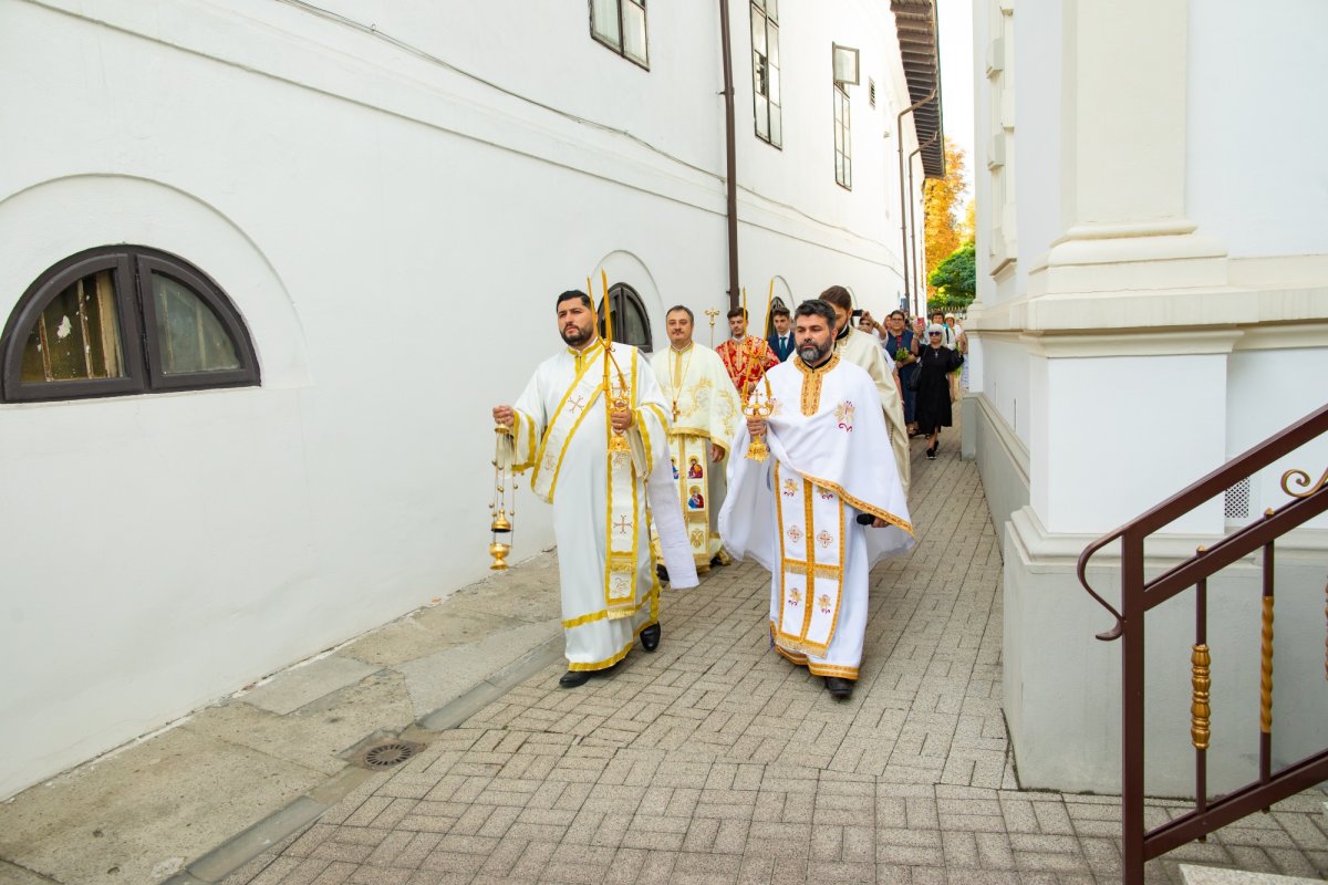 Cinstire deosebită adusă Sfintei Cruci în Capitală 268215