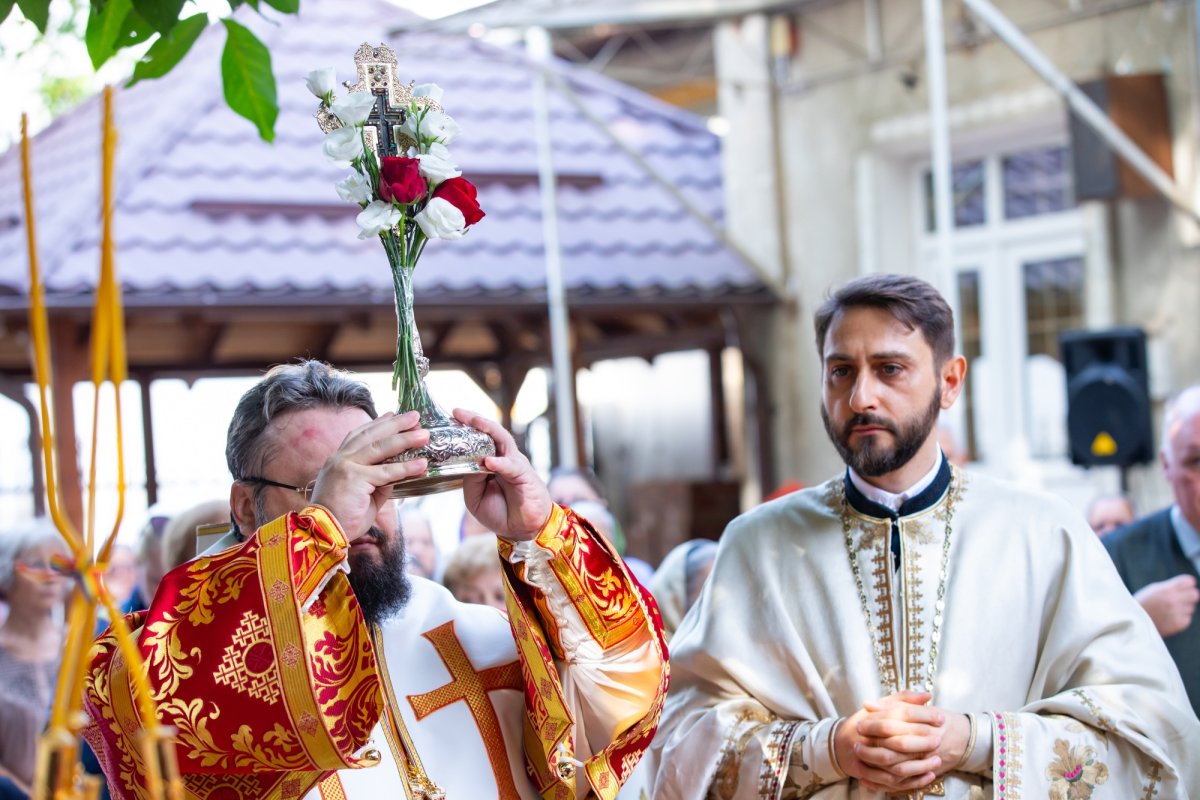 Cinstire deosebită adusă Sfintei Cruci în Capitală 268226