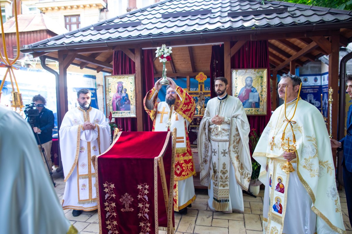 Cinstire deosebită adusă Sfintei Cruci în Capitală 268231