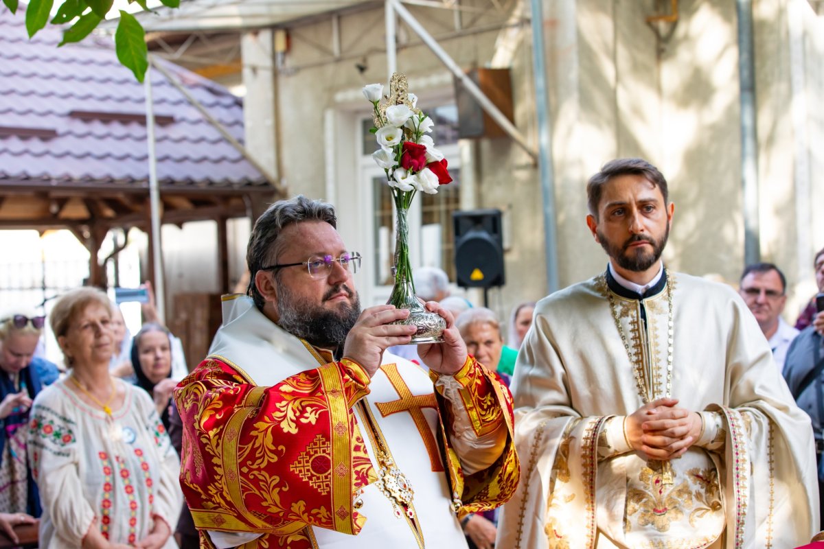 Cinstire deosebită adusă Sfintei Cruci în Capitală 268233