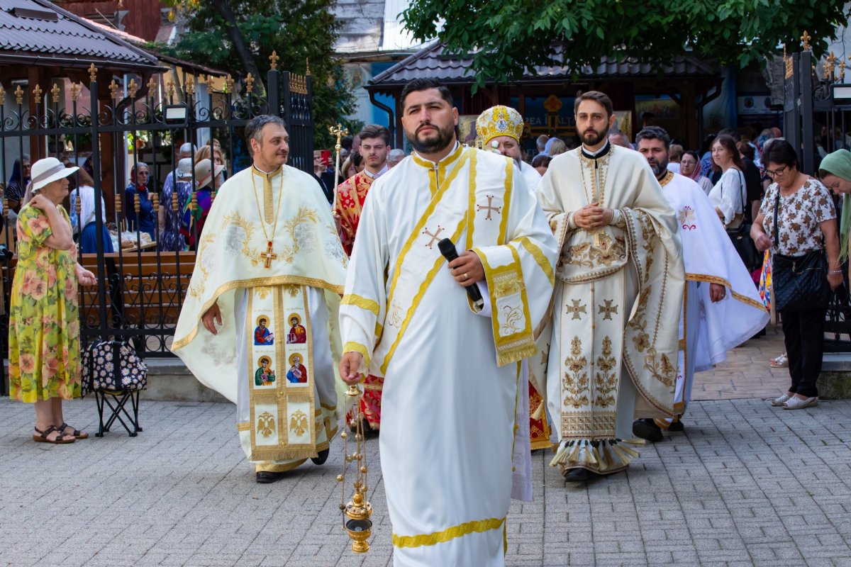 Cinstire deosebită adusă Sfintei Cruci în Capitală 268236