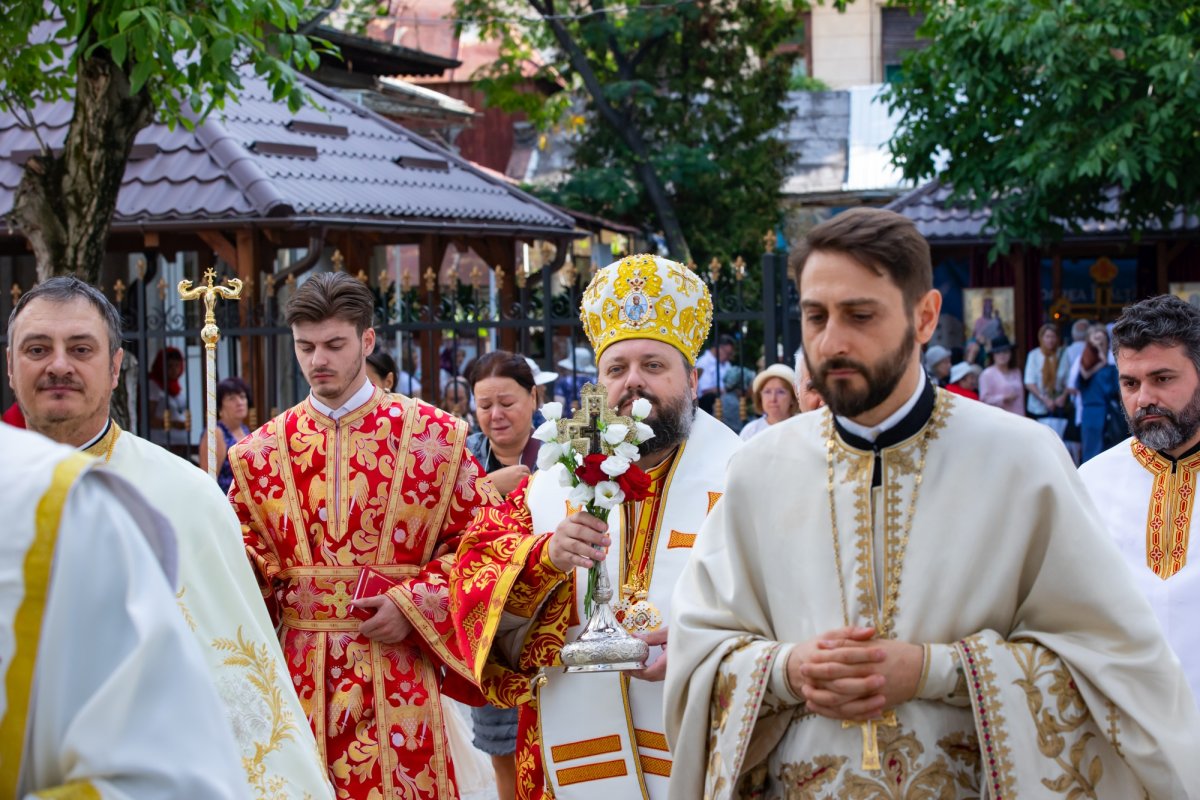 Cinstire deosebită adusă Sfintei Cruci în Capitală 268237