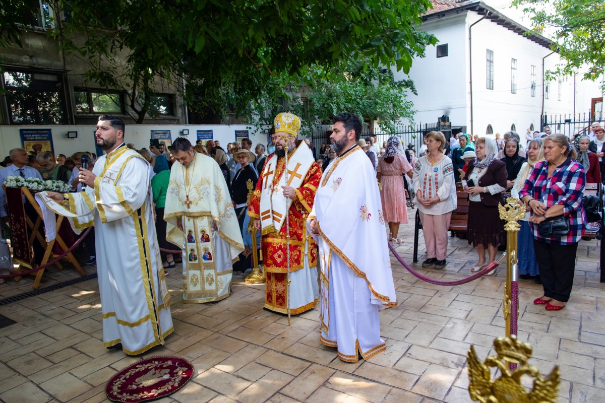 Cinstire deosebită adusă Sfintei Cruci în Capitală 268241