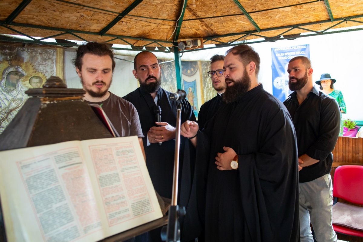 Cinstire deosebită adusă Sfintei Cruci în Capitală 268254