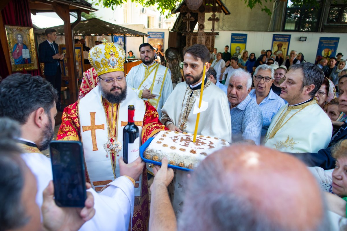 Cinstire deosebită adusă Sfintei Cruci în Capitală 268269