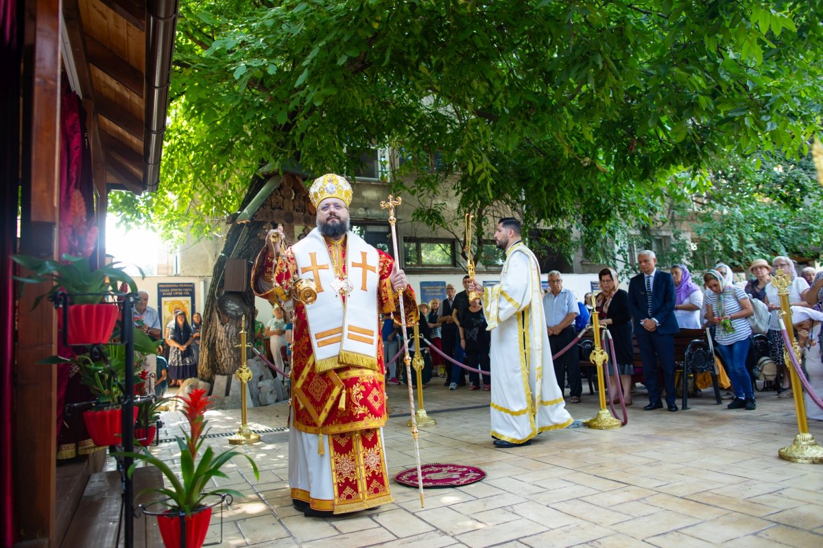 Cinstire deosebită adusă Sfintei Cruci în Capitală 268271