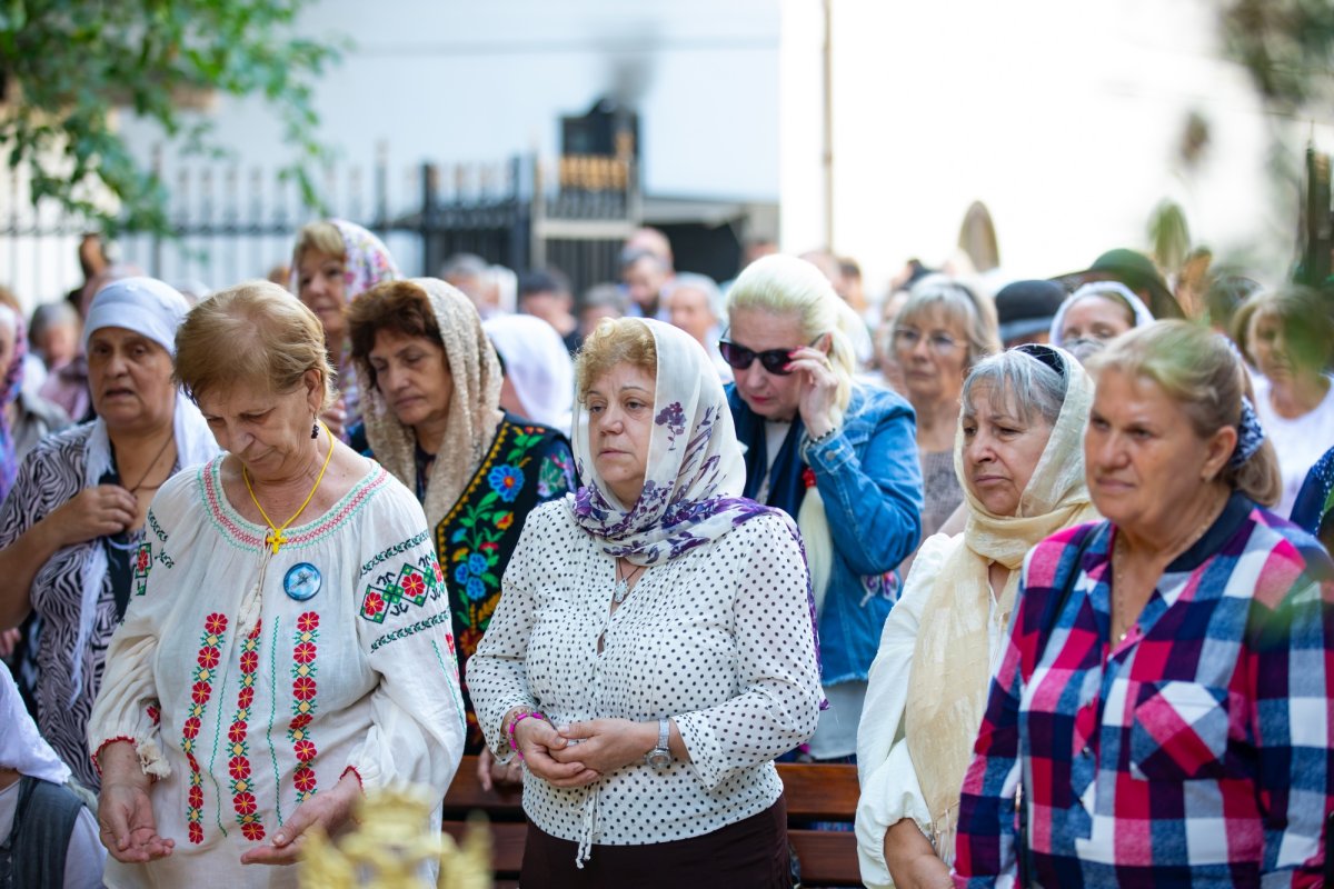 Cinstire deosebită adusă Sfintei Cruci în Capitală 268272