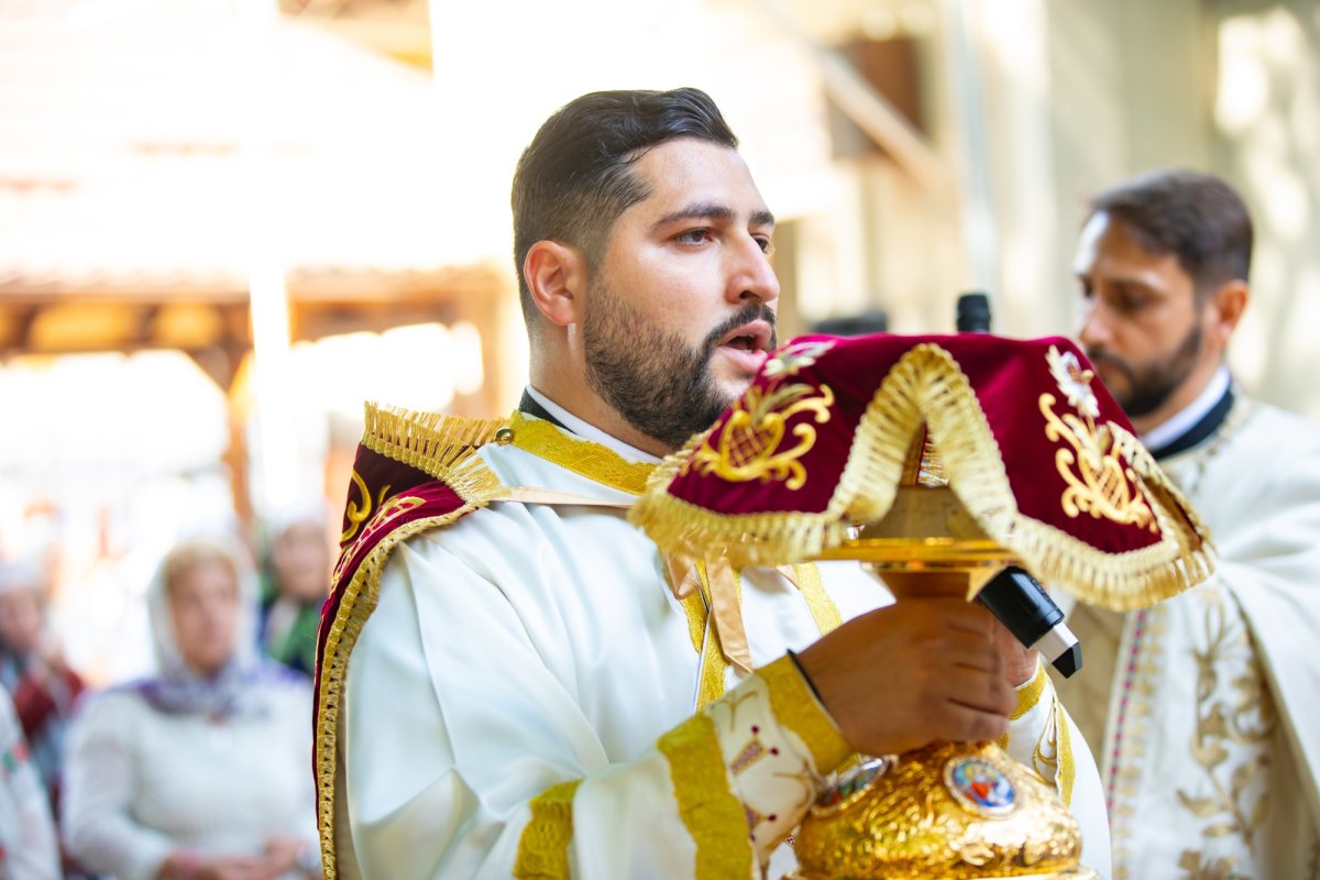 Cinstire deosebită adusă Sfintei Cruci în Capitală 268276