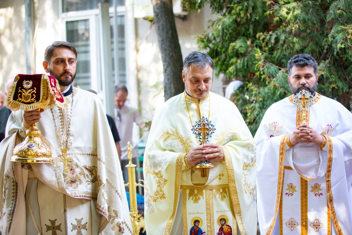 Cinstire deosebită adusă Sfintei Cruci în Capitală 268280