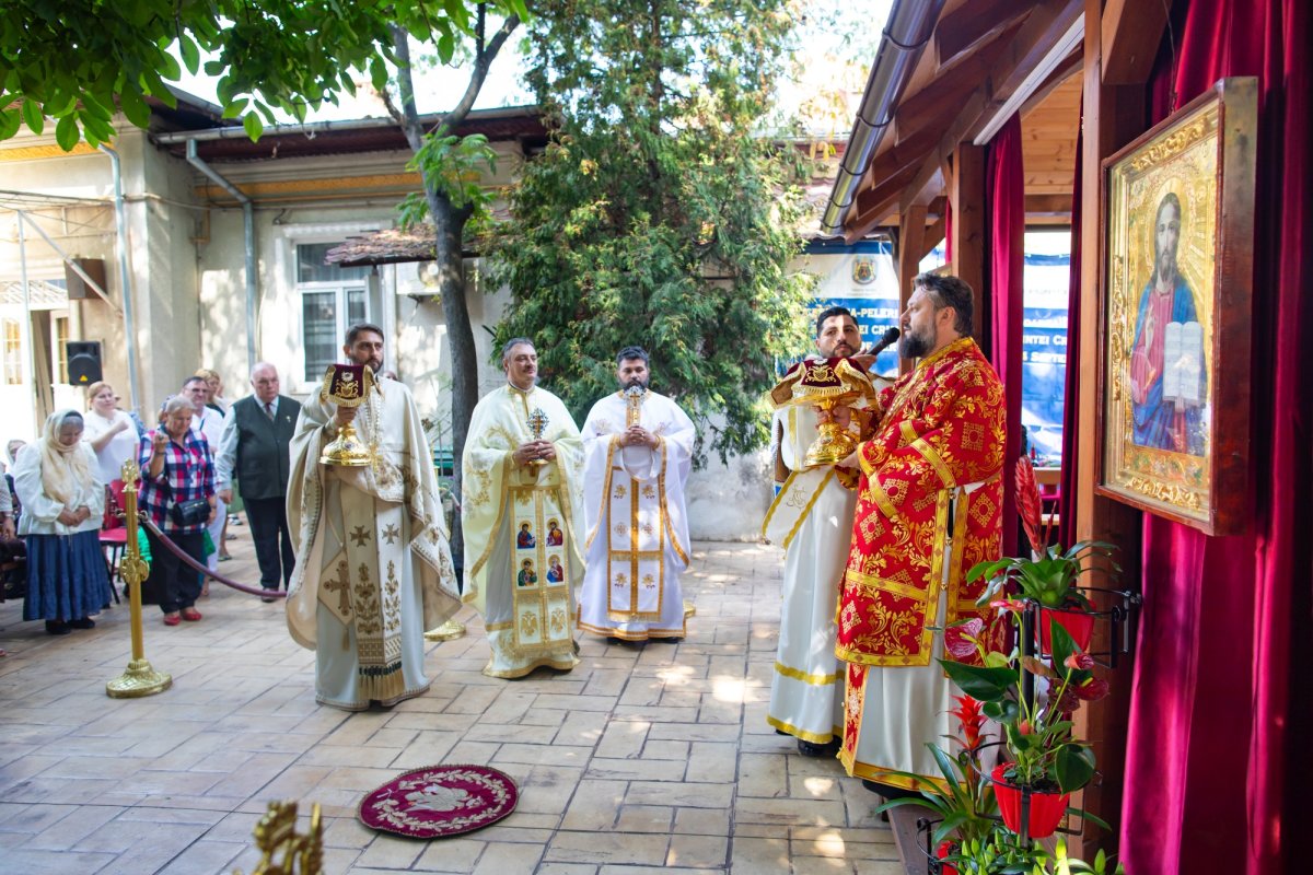 Cinstire deosebită adusă Sfintei Cruci în Capitală 268281