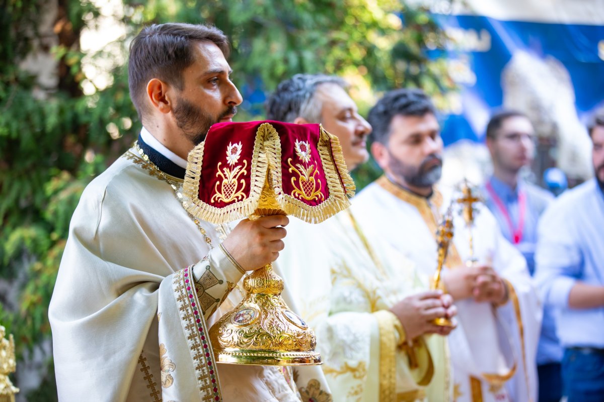 Cinstire deosebită adusă Sfintei Cruci în Capitală 268283