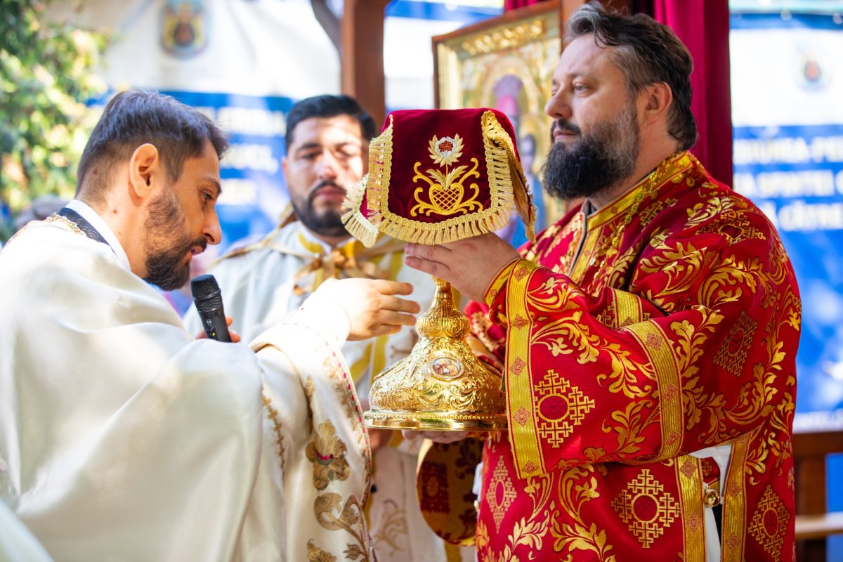 Cinstire deosebită adusă Sfintei Cruci în Capitală 268285