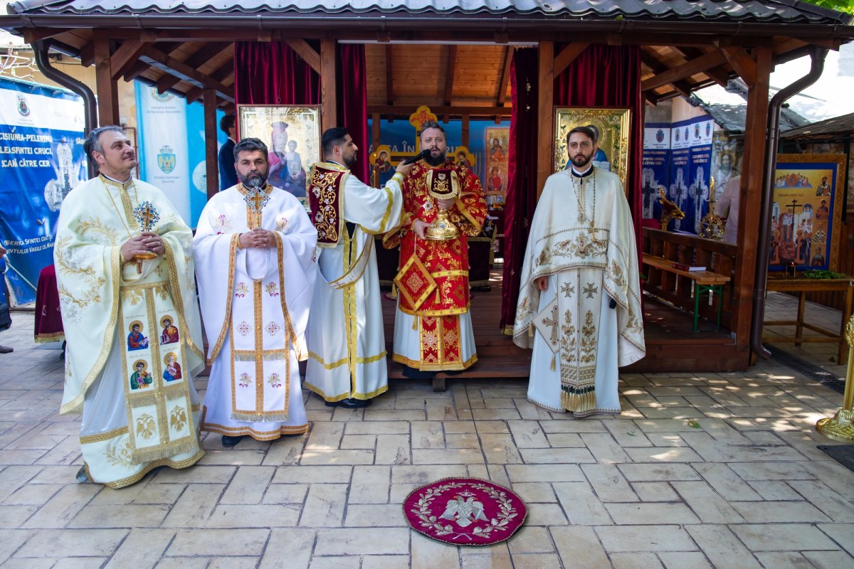 Cinstire deosebită adusă Sfintei Cruci în Capitală 268286