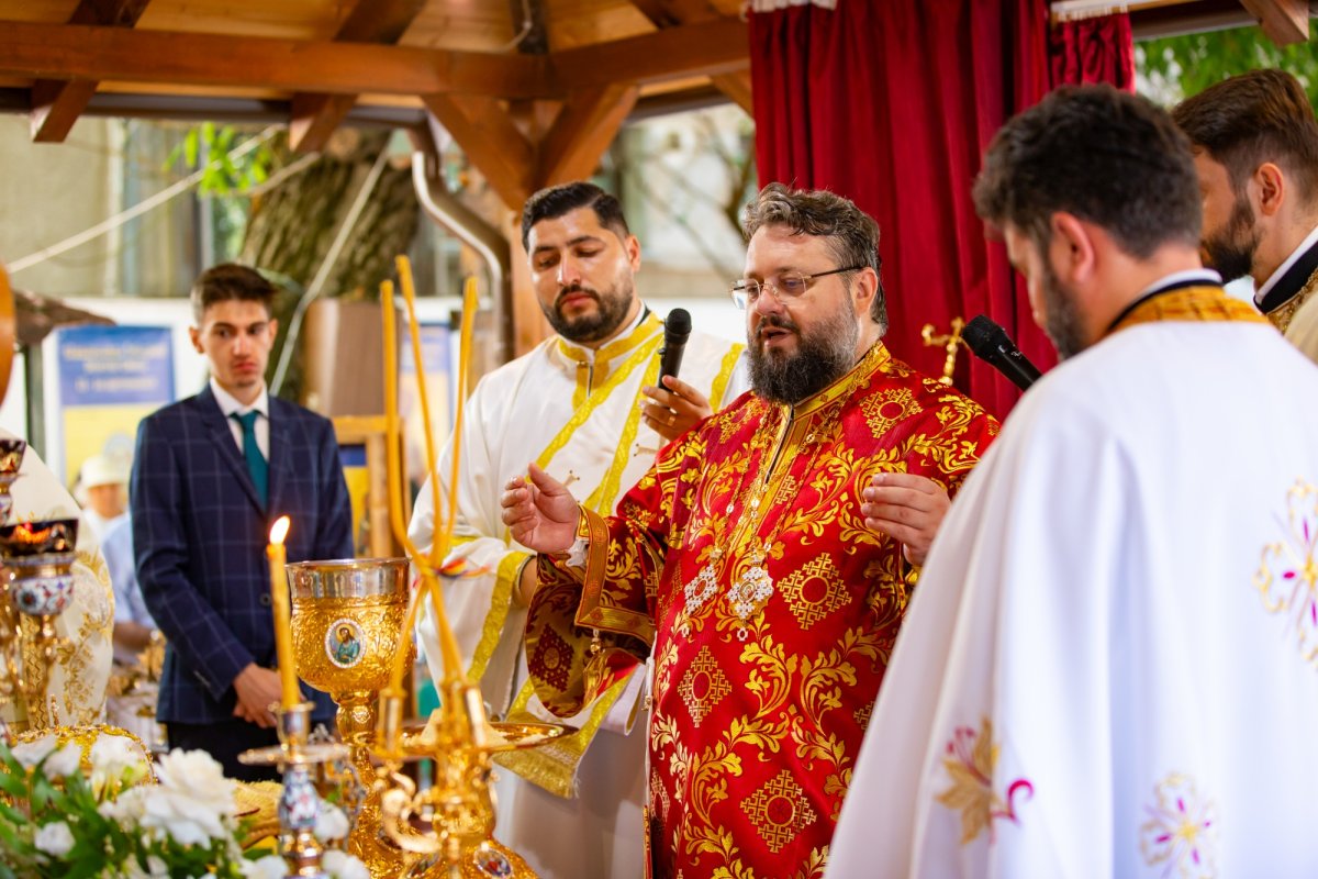 Cinstire deosebită adusă Sfintei Cruci în Capitală 268291