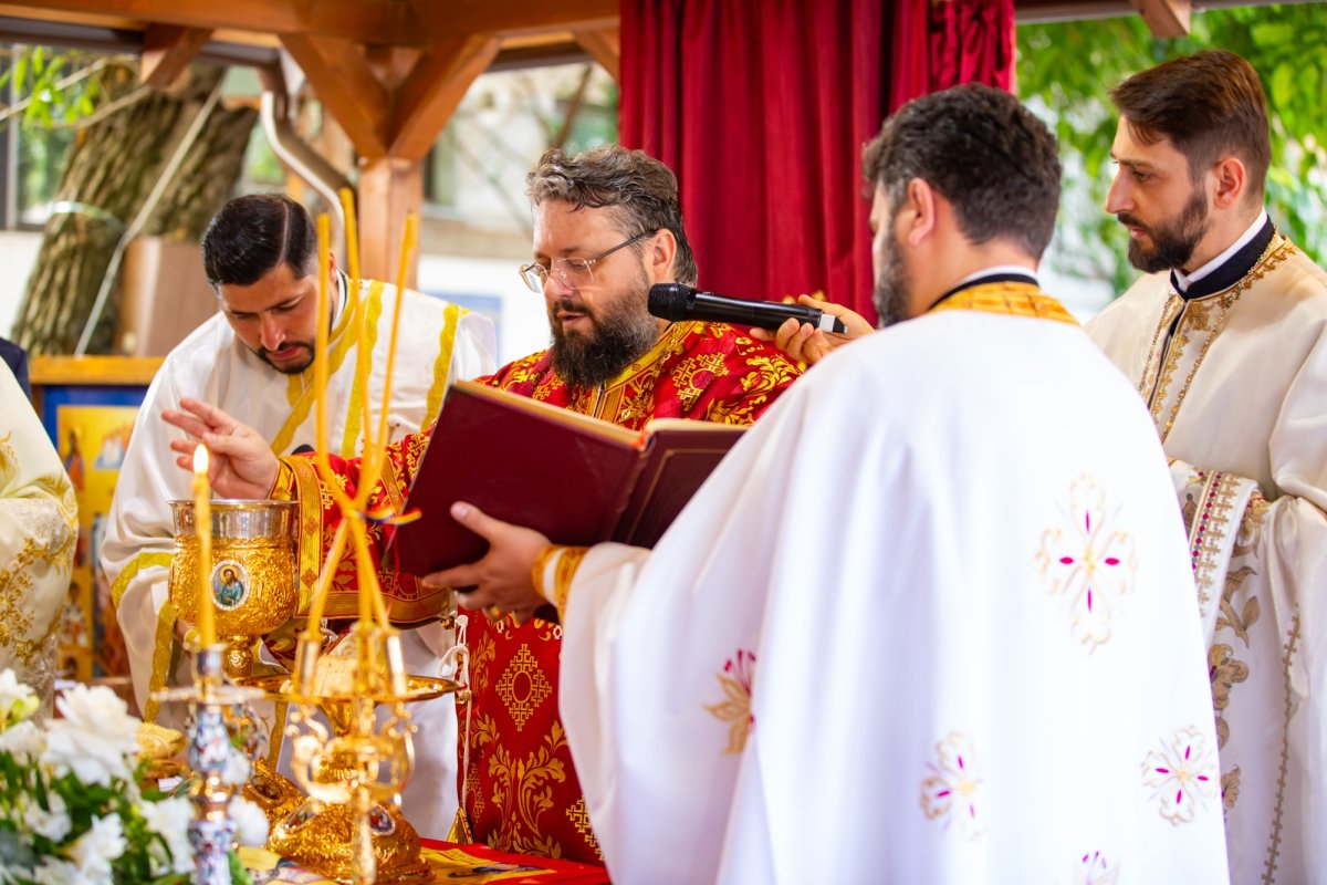 Cinstire deosebită adusă Sfintei Cruci în Capitală 268293