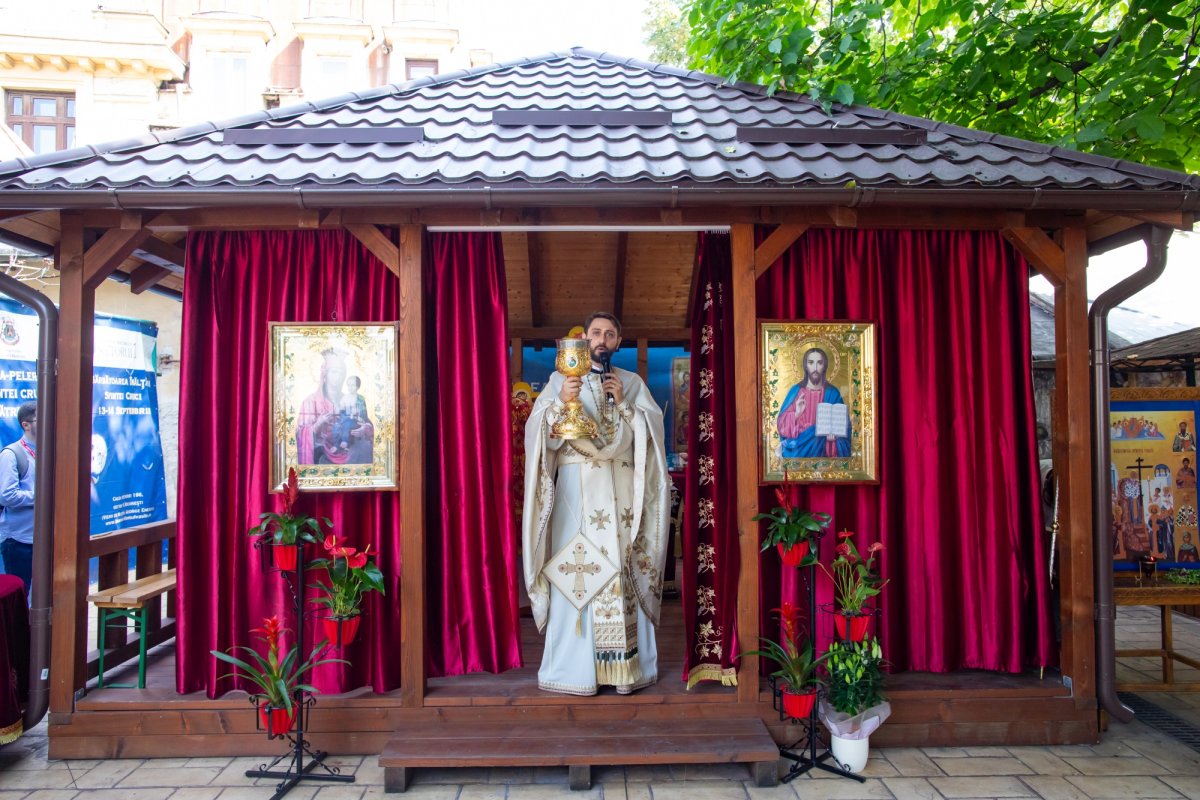 Cinstire deosebită adusă Sfintei Cruci în Capitală 268303