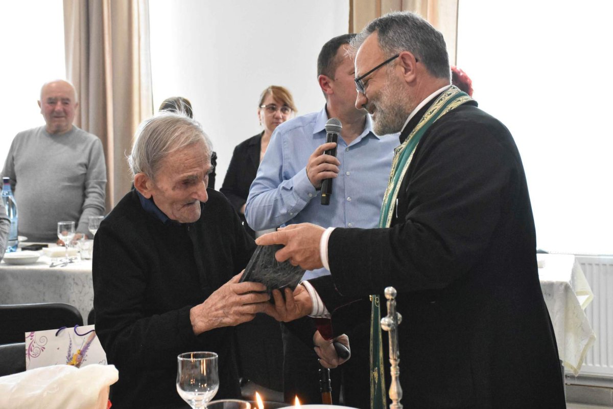 O sută de ani de viață sub ocrotirea Maicii Domnului 268072