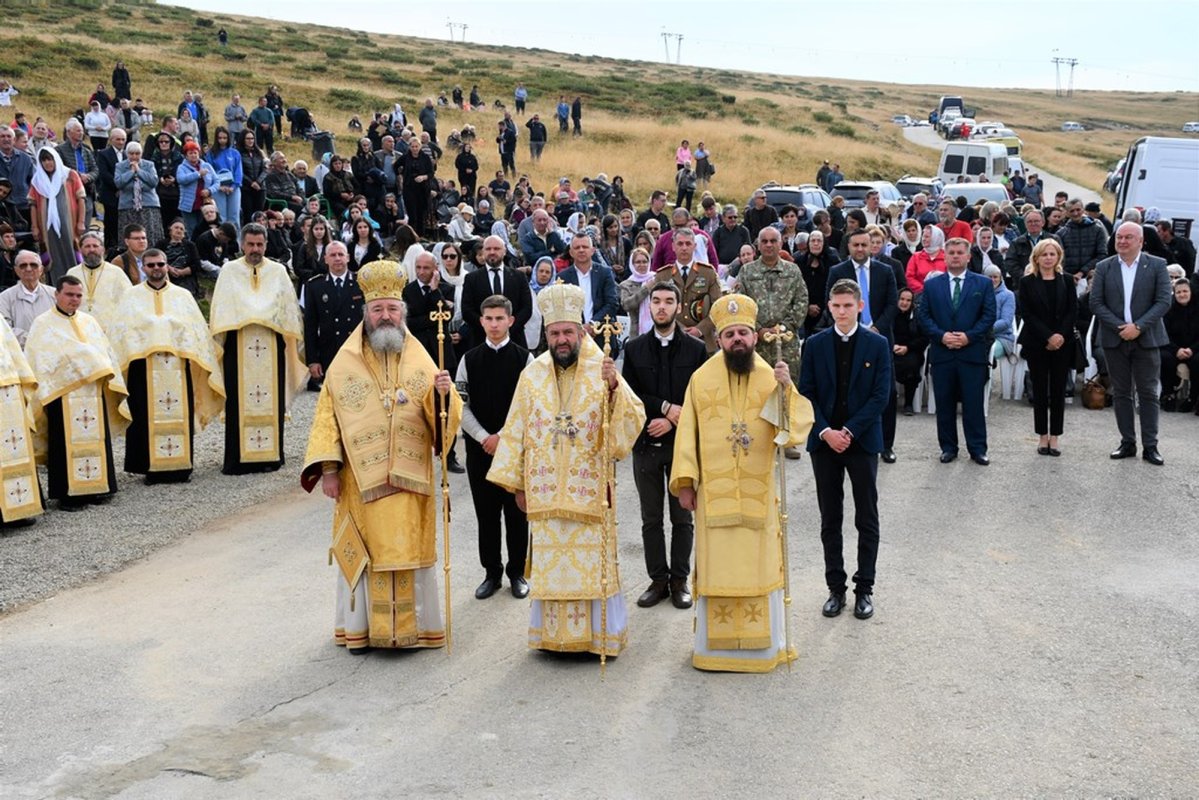 Altar de vară sfinţit la crucea-monument de pe Muntele Mic 268389