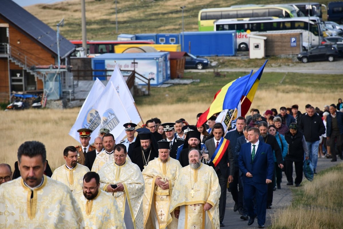 Altar de vară sfinţit la crucea-monument de pe Muntele Mic 268390