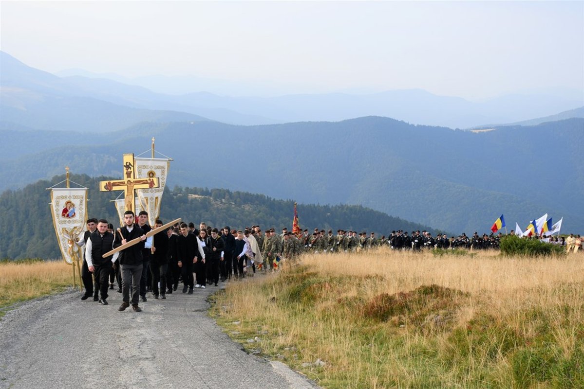 Altar de vară sfinţit la crucea-monument de pe Muntele Mic 268391