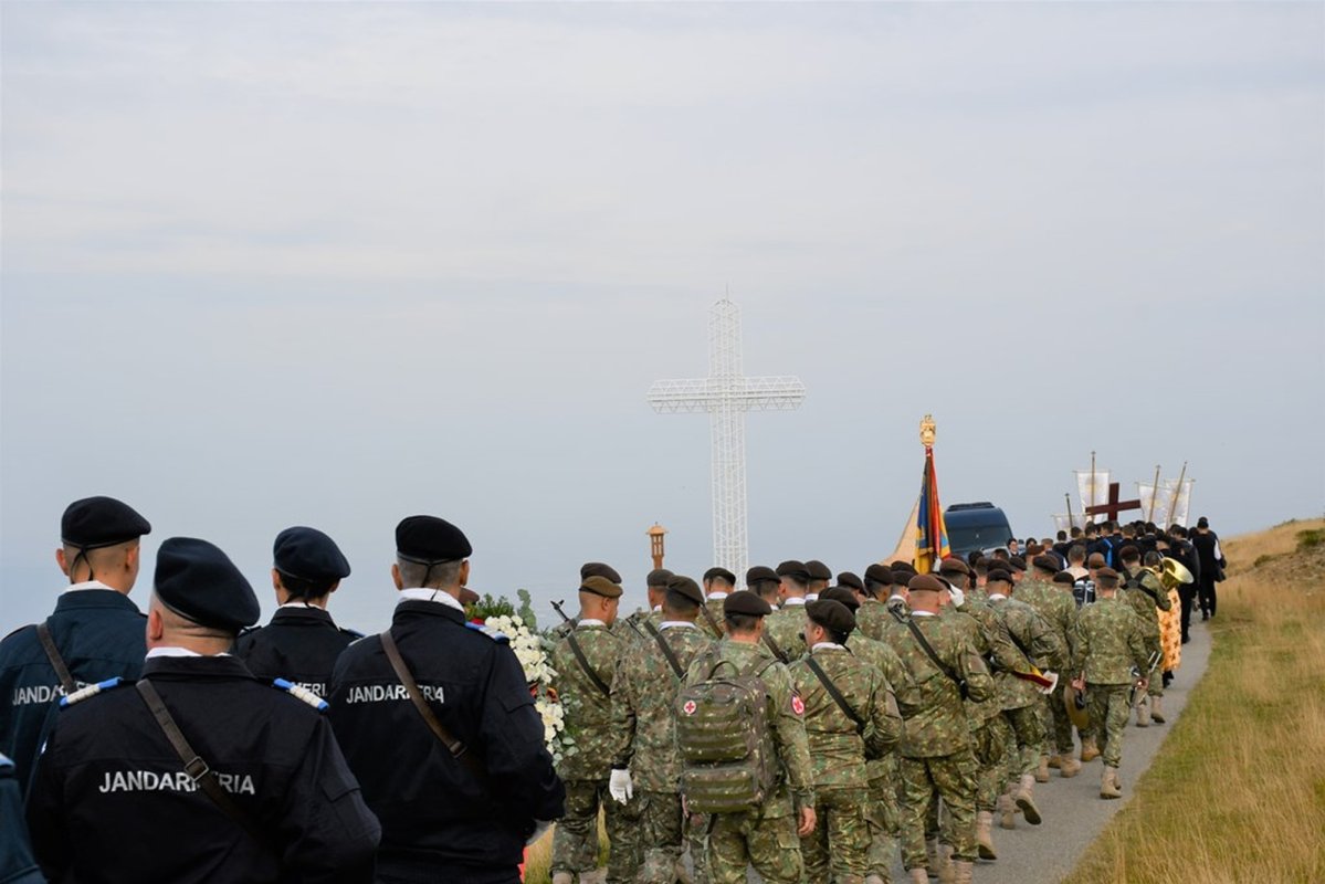 Altar de vară sfinţit la crucea-monument de pe Muntele Mic 268392