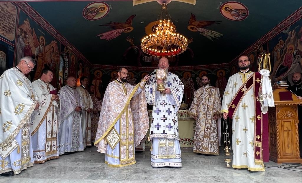 Ierarhii Aradului la hramul Mănăstirii Feredeu 268404