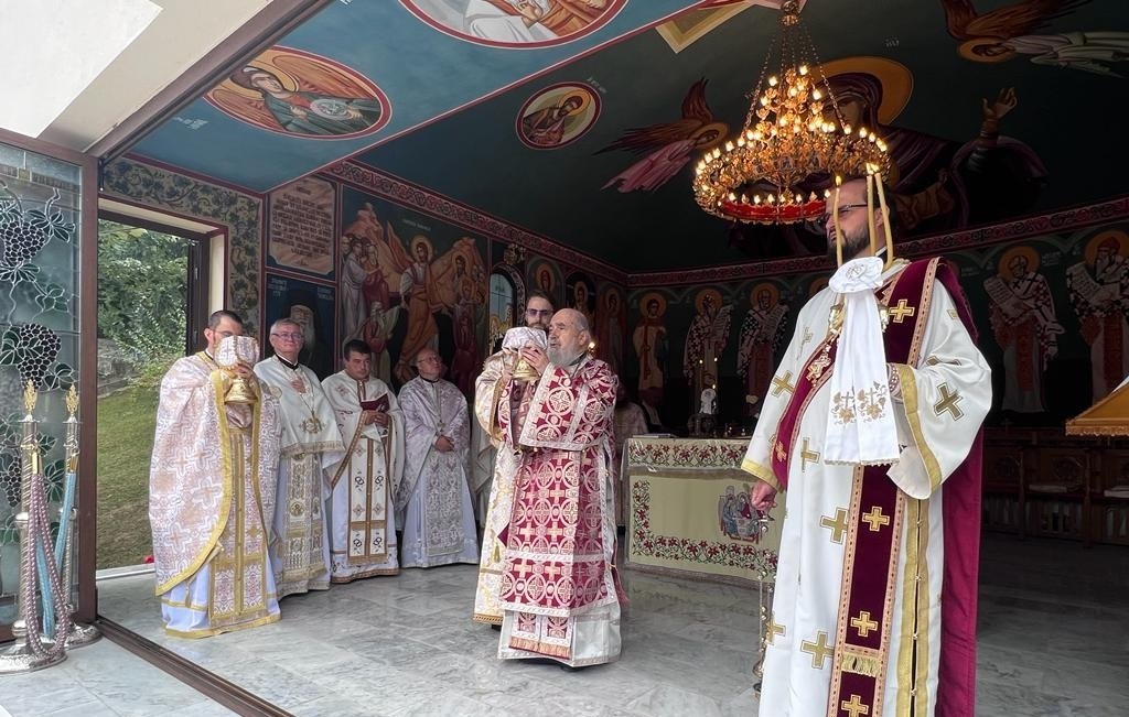 Ierarhii Aradului la hramul Mănăstirii Feredeu 268405