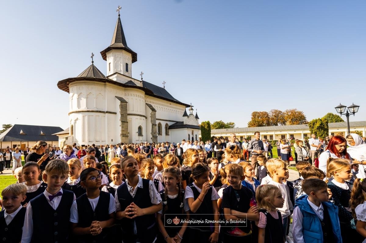 Liturghie arhierească la Catedrala Arhiepiscopală din Roman 268399